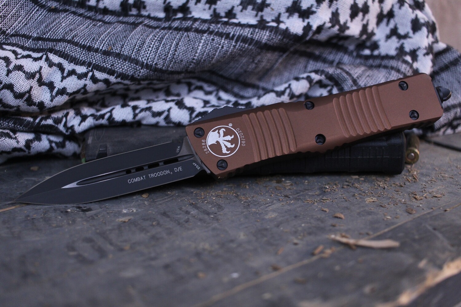 Обзор MICROTECH COMBAT TROODON. Популярный нож двойного действия